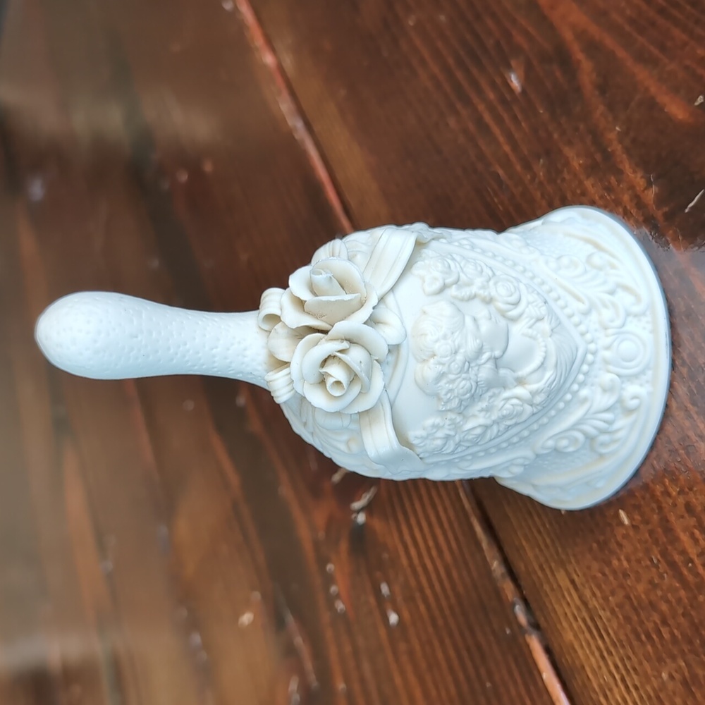 🕊️ Vintage Bisque Victorian Cameo Dinner Bell